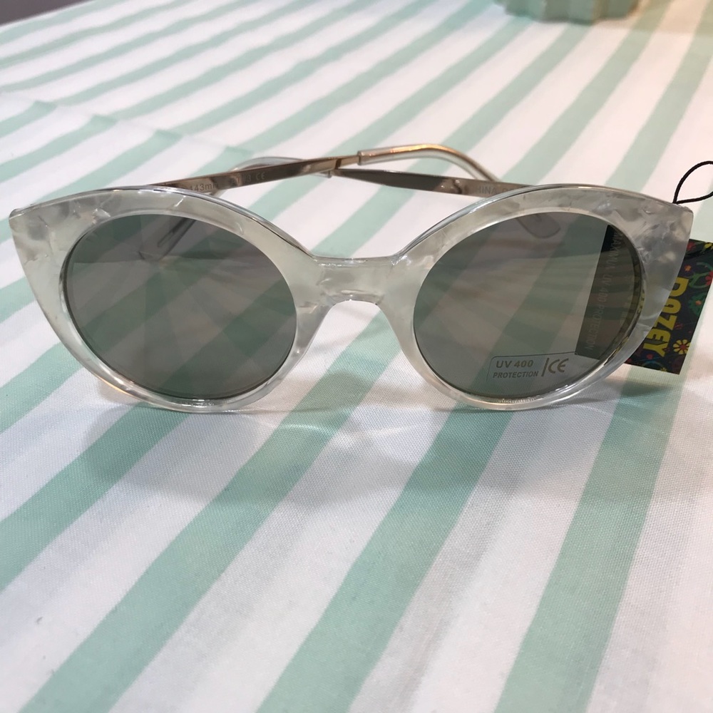 Dazey Shades Sunglasses White Clear NWT